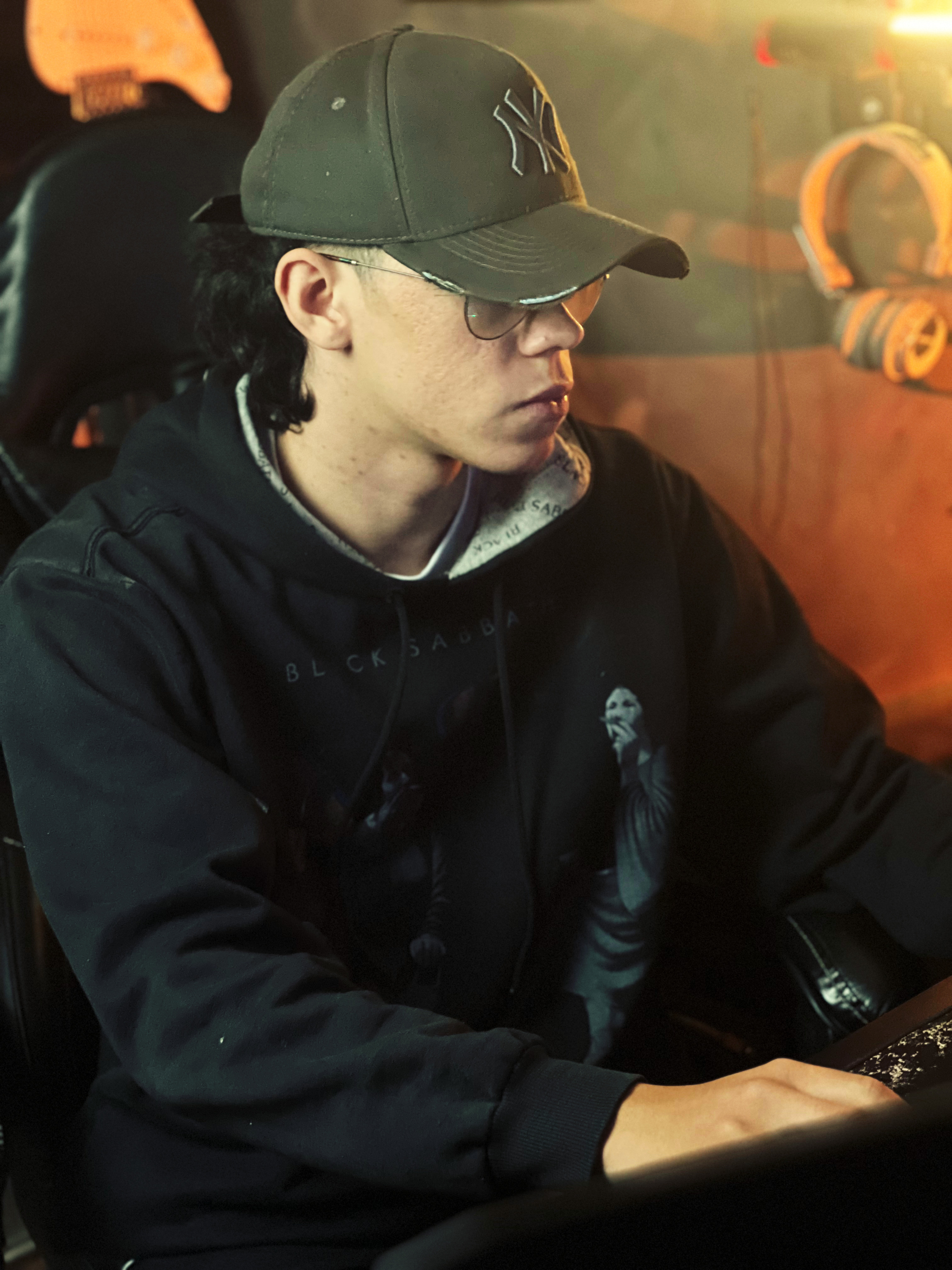 Hotávyo editando vídeos no estúdio